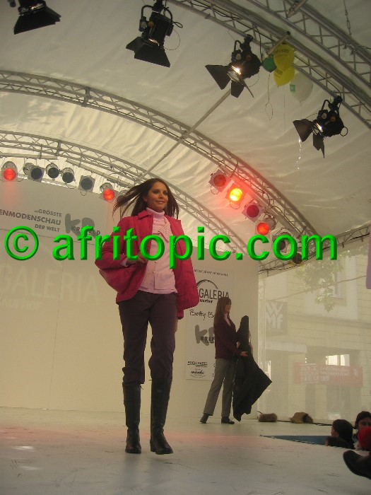 ../Images/Krefeld-Strssenmodenschau-2005 235.jpg